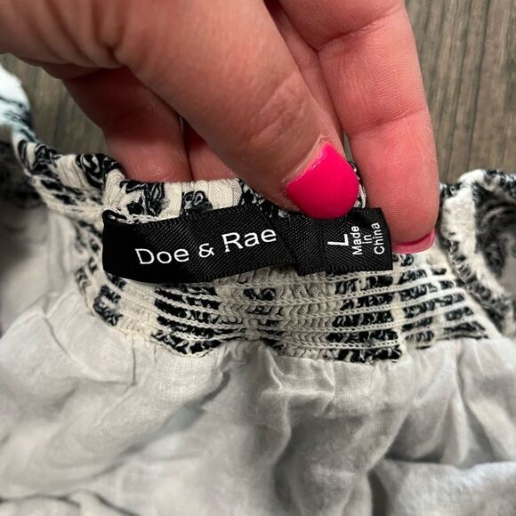 Doe and Rae Short Puff Sleeve Blouse White Black Floral Size L - Picture 2 of 4